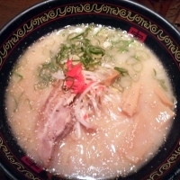 「白湯らーめん・濃厚豚骨味+ランチサービス（11:00〜16:00」@よってこや 新宿南口店の写真