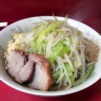 「小汁無￥600+生玉子￥50（ヤサイ・ニンニク・魚粉ダブル!）」@ラーメン二郎 環七一之江店の写真