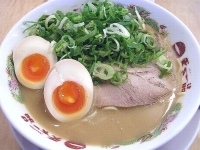 「こってり（味付半熟煮玉子+輪切りねぎトッピング）」@天下一品 三郷店の写真