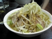 「◎豚入小らーめん￥880（ニンニク・魚粉・玉ネギ増し）※太麺をチ」@らーめん豚喜の写真