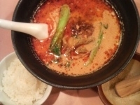 「赤担々麺￥840+ライス二杯（サービス）」@四川担々麺荘 彩たまやの写真