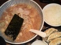 「サービスランチ（ラーメン、餃子三個、小ライス）￥680」@ハッスルラーメンホンマ 日本橋浜町店の写真