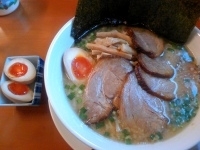 「とんこつラーメン白（アブラ多目）￥700 チャーシュー￥300 」@らーめん ぶるてり屋の写真