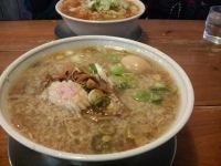 「しょうゆラーメン（大油）+大盛+煮玉子」@ラーメン 虹ノ麺 小山店の写真