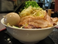 「くわ田らぁ麺（太麺・ニンニク）￥1、050 & ミニチャーシュー」@美味食間 くわ田の写真