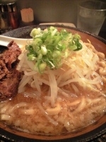 「トロリとしたスープにニンニクを効かせたボリュームたっぷりなチキン」@らーめん 瞠 恵比寿店の写真