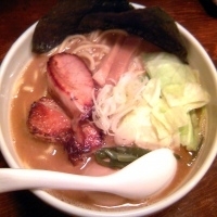 「特製濃厚豚骨和風醤油らーめん 大盛 （300グラム） 1000円」@めん屋 いなば 四谷店の写真