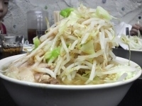 「小らーめん（太麺、全マシ）￥680」@らーめん豚喜の写真