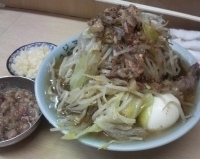 「ラーメン（麺少なめ・ヤサイ・アブラ）+生ニンニク」@ラーメン富士丸 北浦和店の写真