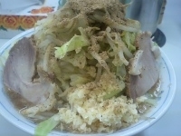 「ラーメン（ヤサイチョイマシ・ニンニクダブル）+魚粉（600円+5」@ラーメン大 我孫子店の写真