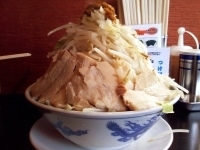 「◎ラーメンかつお+小ブタ（野菜マシマシ・ニンニク・アブラ）￥88」@山勝角ふじ 南流山店の写真