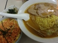 「Cセット〔ラーメン（味噌）+鮭フレーク丼〕 950円」@旭川ラーメン 旭龍 神田店の写真