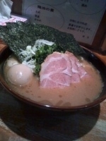 「ラーメン+6・3・タマゴ」@横浜家系豚骨醤油極太麺 侍 本店の写真