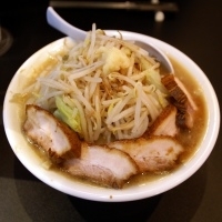 「ラブメン（週末限定） 大ぶたラーメン 900円 ニンニク」@音麺酒家 楽々の写真