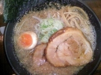 「黒ラーメンこってり（麺カタメ）￥780 あぶり焼きチャーシュー￥」@BARらーめん 三河開花亭 太田店の写真