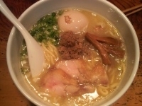 「白鶏らーめん￥680+半熟味付け玉子（本日のランチサービス）」@鶏の穴の写真