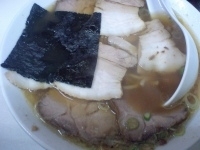 「ミックスチャーシュー醤油（豚骨あっさりスープ）￥850」@ラーメン 日本一の写真