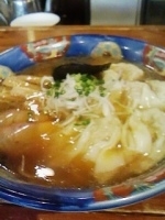 「肉ワンタン麺（黒だし）850円」@八雲の写真