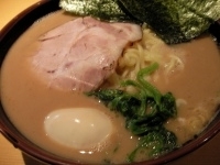 「ラーメン（大）（+味玉）」@紫蔵の写真