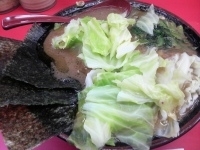 「中盛ラーメン（麺硬め 味薄め 油多め）+キャベツ」@ラーメン杉田家の写真