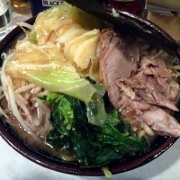 「ラーメン（￥700）+きゃべつとモヤシ（￥100）+小ライス（￥」@神田ラーメン わいず 神田本店の写真