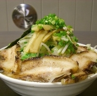 「くわ田らぁ麺（平打ち太麺）￥1050+ニンニク」@美味食間 くわ田の写真