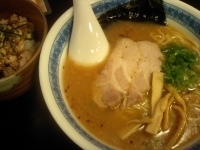 「らーめん+ミニチャーシュー丼（680円+300円）」@らーめん 絆の写真