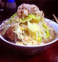 「小豚ラーメン（ニンニクマシマシ・野菜・アブラ+生卵）」@ラーメン二郎 めじろ台法政大学前店の写真