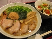 「とんこつ醤油（太麺）￥650+焼豚￥250+青葱￥100 & 味」@美味食間 くわ田の写真