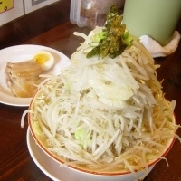 「ラー麺 700円（ヤサイマシマシ・アブラ）」@ラーメン無限大 津田沼店の写真
