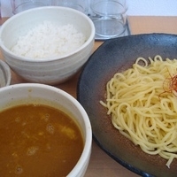 「カレーつけ麺 750円+大盛 100円+ライス（サービス）」@とろ肉つけ麺 魚とんの写真