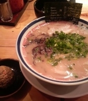 「チャーシュー麺（バリカタ）替え玉×2（バリカタ）+赤オニ」@博多長浜らーめん 田中商店の写真