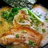 「魚介とんこつラーメン+替え玉 700円」@らぁ麺三軒屋 茂原店の写真