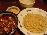 「本格派カリーつけめん 辛さ×2+大盛+濃厚チーズソーストッピング」@三ツ矢堂製麺 中目黒本店の写真