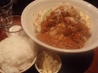 「カレーぶっかけセット（野菜、脂多め、ニンニクチップ）+温玉+粉チ」@ラーメンむねやの写真