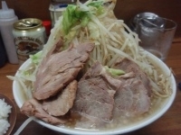 「豚入り大ラーメン（ヤサイ多め、脂多め、濃いめ）」@ラーメン麺徳 東上野店の写真