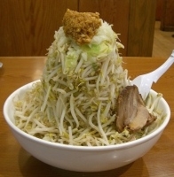 「ふじ麺￥700（中盛り￥50）+野菜タワー￥100+野菜タワー（」@常勝軒 伊勢崎総本店の写真