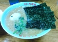 「ラーメン（味濃め、麺固め）+味玉」@六角家 六角橋本店の写真