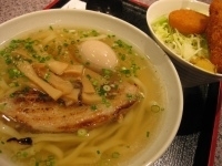 「あっさり塩中華（平打ち太麺仕様）￥630+煮玉子￥100 & 串」@美味食間 くわ田の写真