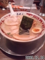 「ラーメン大盛（固麺） 得入り」@屯ちん 池袋本店の写真
