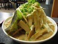 「とんこつ醤油<太麺>（￥650）+大盛野菜（￥150）」@美味食間 くわ田の写真