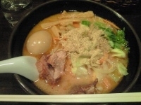 「冬期限定 濃厚味噌らーめん（中細麺）+味玉（クーポン） / 85」@梅もと 練馬店の写真