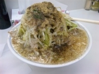 「ラーメン（全マシ/ニンニクダブル）+魚粉+小間切れブタ 600円」@ラーメン大 我孫子店の写真