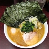 「ラーメン中盛 800円 のり 100円 味付玉子 麺柔らかめ あ」@横浜ラーメン 町田家 新宿南口店の写真