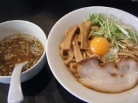 「吉備黄金鶏脂の煮干脂そば（煮干スープ&生玉子付き）」@音麺酒家 楽々の写真