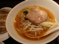 「早稲田ラーメンセット（手作り餃子4ケ、半ライス、ザーサイ）」@石庫門 高田馬場店の写真