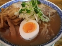 「ラーメン（中盛無料）+小ブタ（3枚）」@明心角ふじの写真