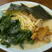 「ネギラーメン（超コッテリ、麺カタめ）￥710+ワカメ￥60」@ラーメンショップ 尾島店の写真