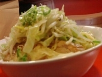 「ラーメン 豚2枚入 カタメ ヤサイ ニンニク ネギ」@ちばからの写真