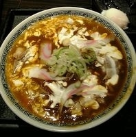 「フジヤマカレーラーメン 並（期間限定）+温泉玉子」@三ツ矢堂製麺 高田馬場店の写真